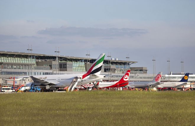 Jets am Flughafen Hamburg: In 2016 sind erstmals mehr als 16 Millionen Passagiere vom Airport der Hansestadt abgehoben. Foto: Michael Penner / Hamburg Airport