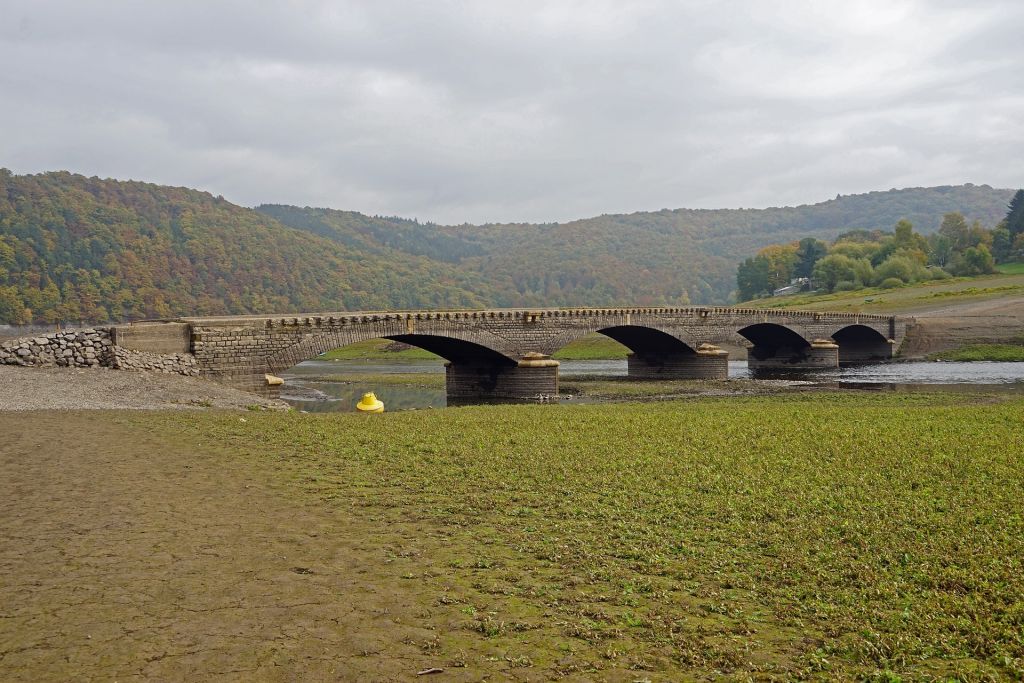 Relikt vergangener Tage: Die Brücke im Edersee ist das Wahrzeichen der versunkenen Dörfer. Foto: Pixabay