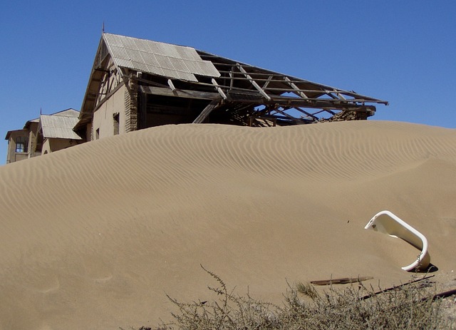 Vom Sand verschluckt: Das angesicht von Kolmannskuppe verändert sich auch heute noch durch die wandernden Dünen. Foto: Pixabay