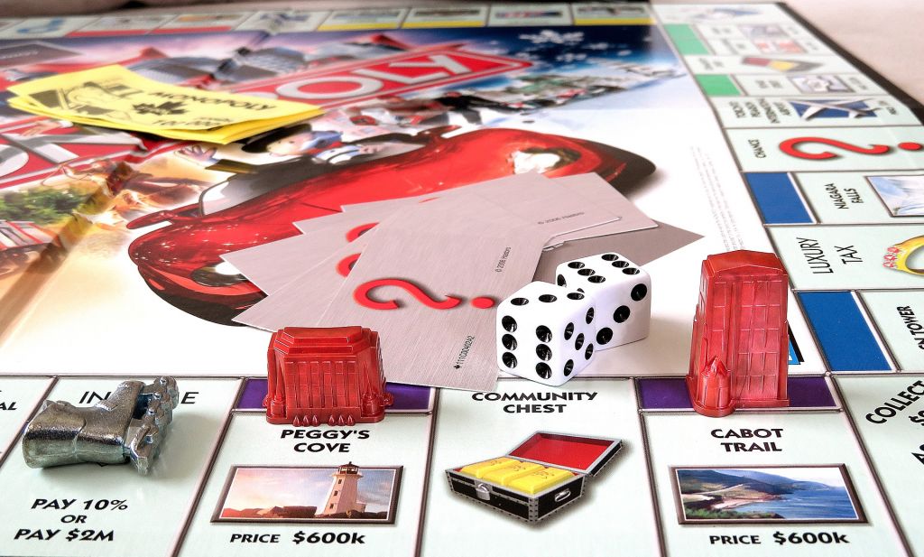 Der Klassiker: Einfach mal entspannt mit Freunden ein Brettspiel wie Monopoly spielen. Foto: Pexels