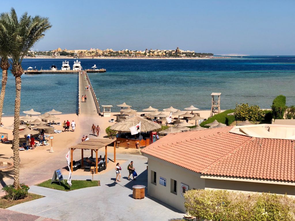 Die Makadi Bay ist eine lebhafte Bucht mit vielen Hotels südlich von Hurghada. Foto: Sascha Tegtmeyer