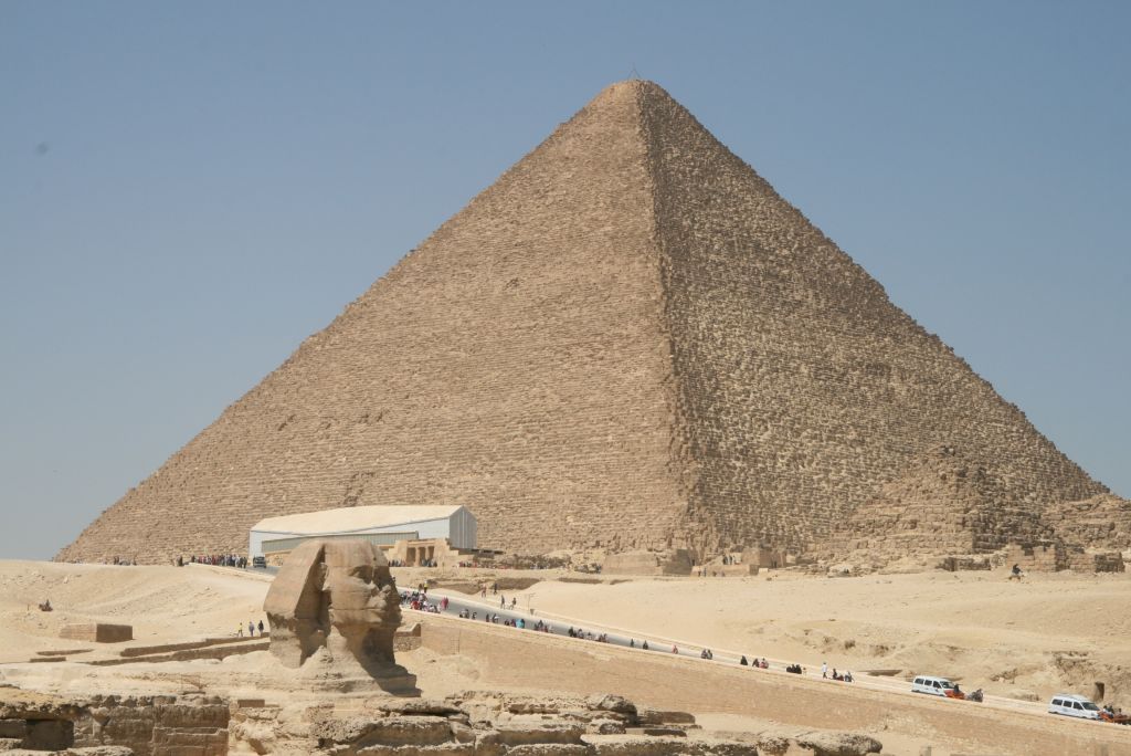 Die Sphinx vor der Cheops-Pyramide: Die Pyramiden von Gizeh liegen am Stadtrand von Kairo. Foto: Sascha Tegtmeyer