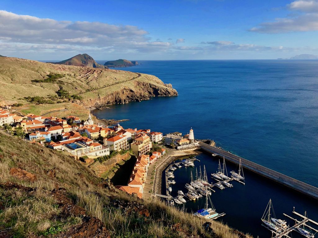 Idyllisch und ruhig: Das Quinta do Lorde Resort mit Kirche, Leuchtturm und Yachthafen. Foto: Sascha Tegtmeyer