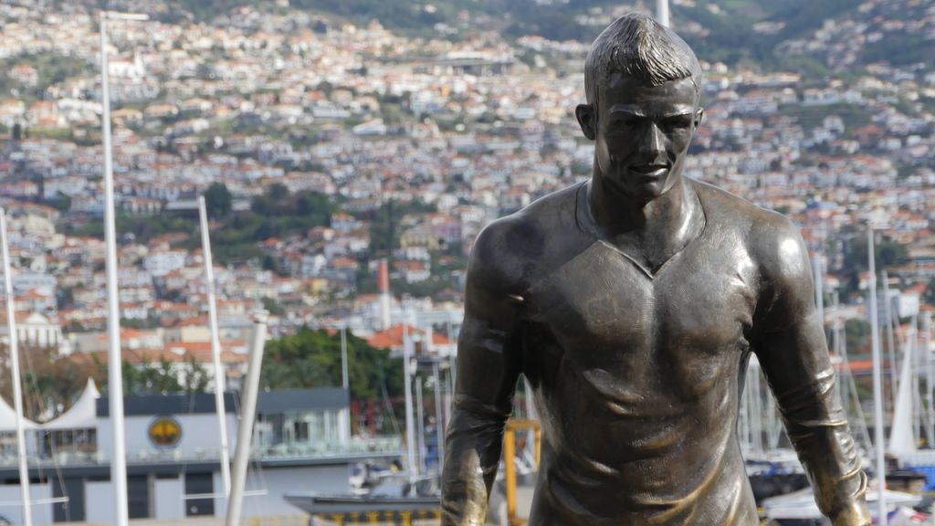 Statue von Cristiano Ronaldo am Hafen von Funchal: Der Fußballer ist so etwas wie ein Nationalheld auf Madeira. Foto: Pixabay